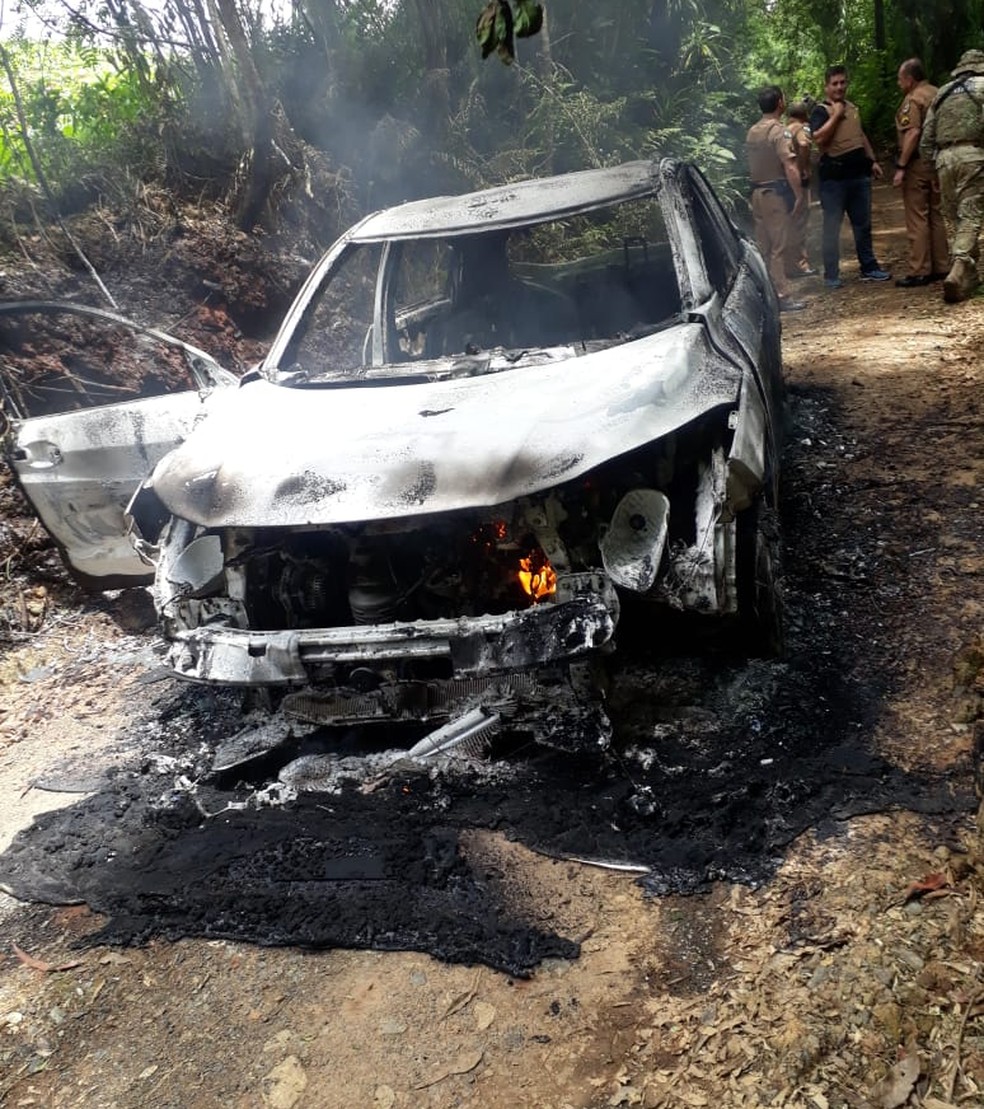 Carro utilizado pela quadrilha foi encontrado queimado em São Bento do Sul  — Foto: Divulgação/Guarda Municipal 