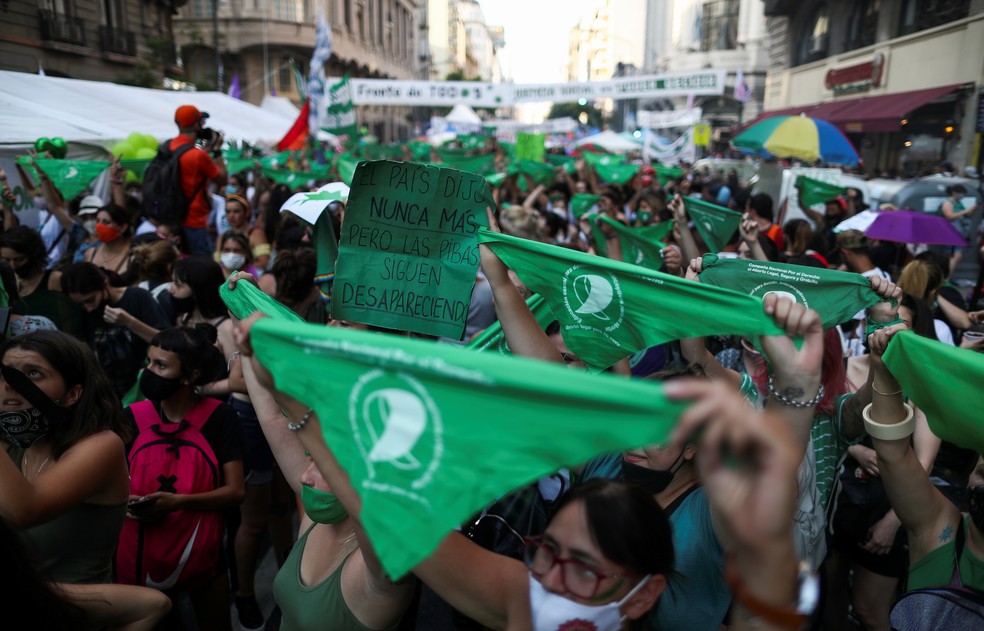 Com bandanas verdes, símbolo do movimento, manifestantes favoráveis ao aborto na Argentina fazem ato em Buenos Aires nesta terça (29) — Foto: Agustin Marcarian/Reuters