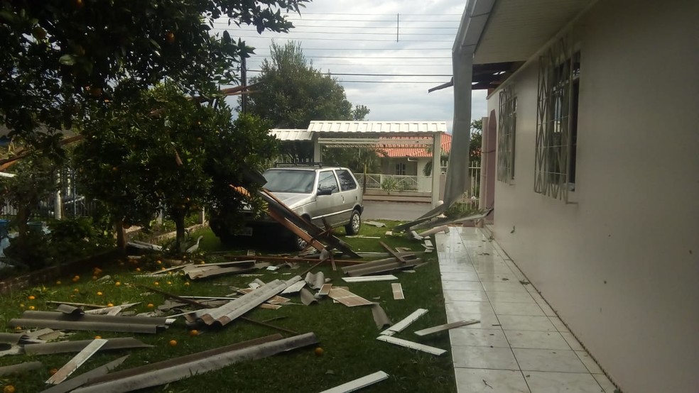 Casas ficaram destelhadas em São Miguel do Oeste — Foto: Ricardo de Souza/ Portal Peperi