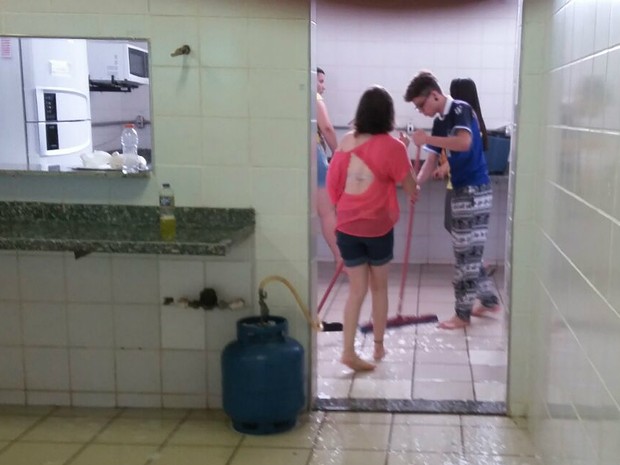 Estudantes realizam limpeza e preparam as refeições no IFSP em Sertãozinho (Foto: Grêmio Estudantil Alexandre Tamião/Divulgação)