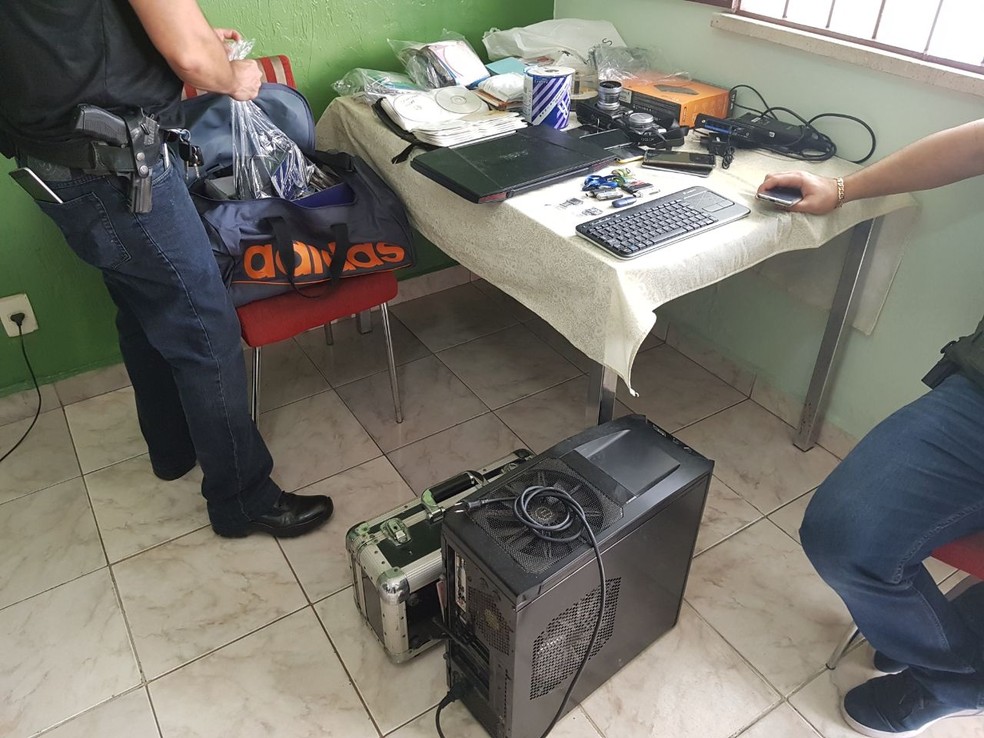 Objetos apreendidos durante operação contra pedofilia (Foto: Polícia Civil/Divulgação )
