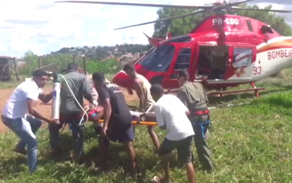 Jovem foi socorrido em estado gravíssimo e levado ao hospital; amigo morreu (Foto: Corpo de Bombeiros/Divulgação)