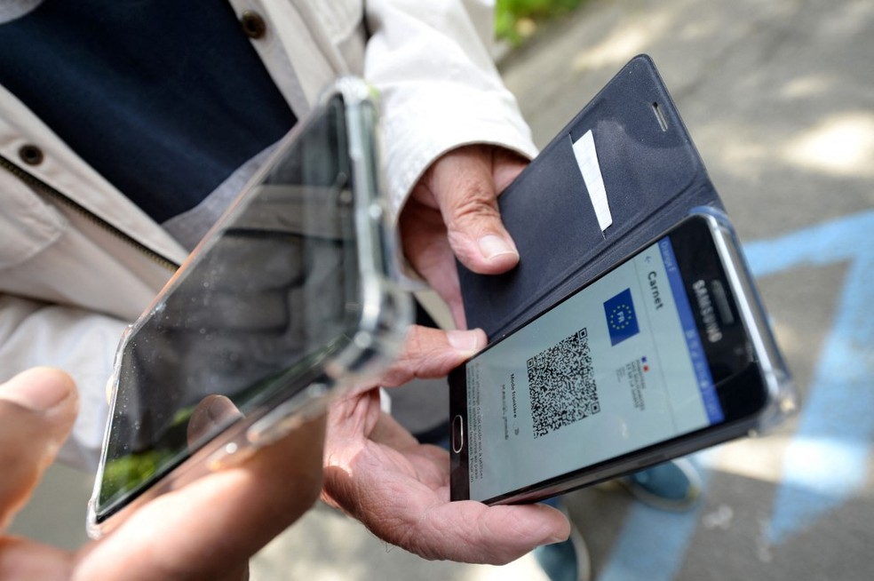 Pessoa mostra código QR do seu passaporte sanitário para entrar no Estádio Roazhon Park, em Rennes, no noroeste da França, em 8 de agosto de 2021 — Foto: JEAN-FRANCOIS MONIER / AFP