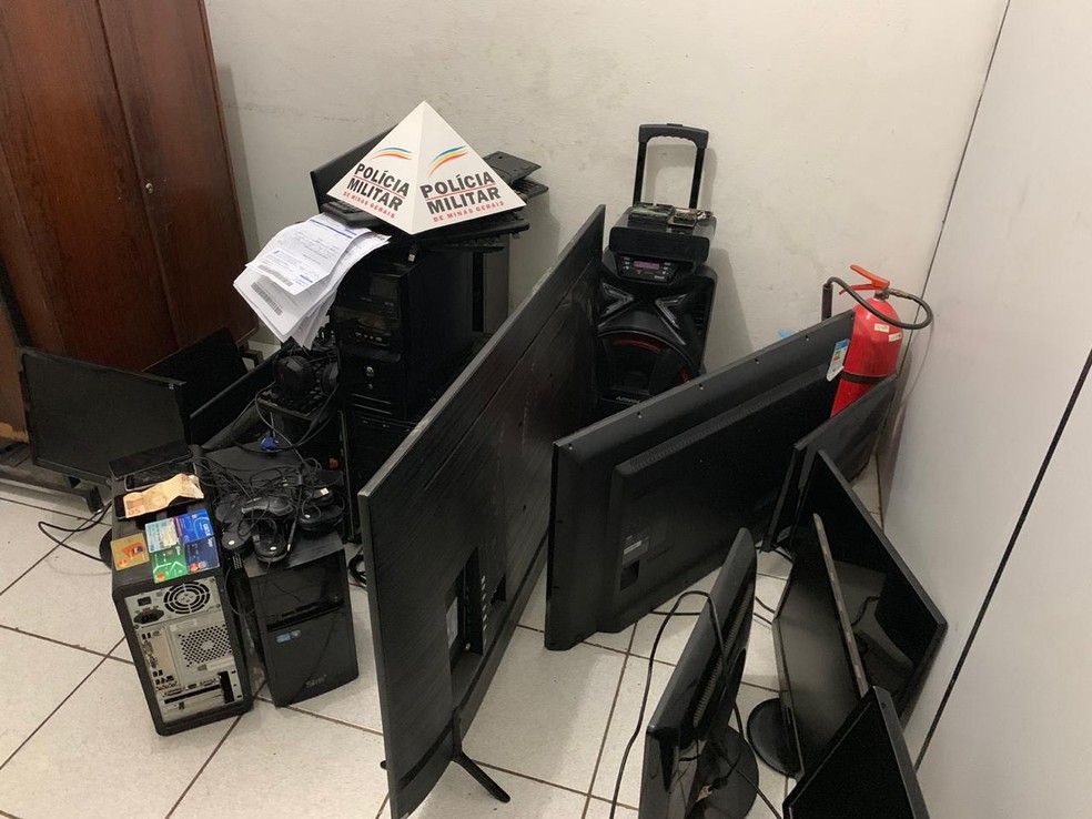 Polícia apreendeu nove computadores  — Foto: Polícia Militar/ Divulgação