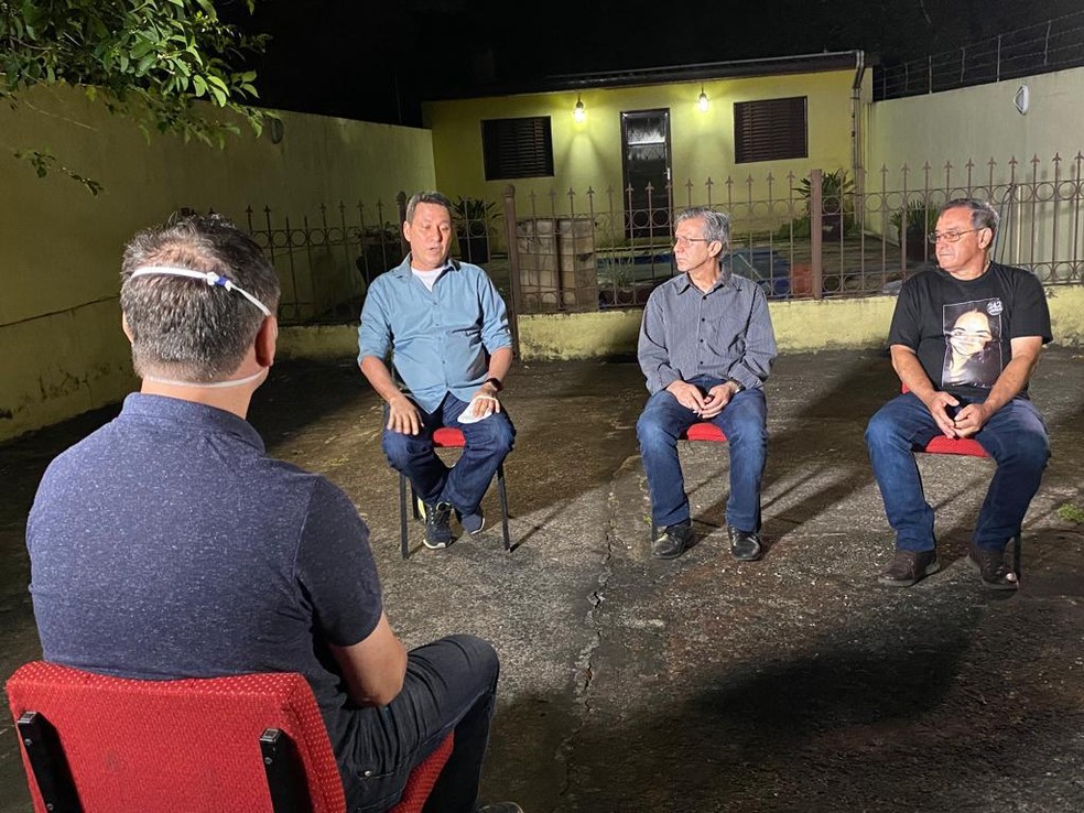 Marcelo Canellas e os presidentes da Associação dos Familiares de Vítimas e Sobreviventes da Tragédia de Santa Maria: Sérgio Silva, Adherbal Ferreira e Flávio José da Silva — Foto: Divulgação/Globo