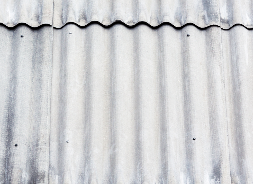 Amianto, usado principalmente na fabricação telhas de fibrocimento, foi considerado cangerígeno pela Organização Mundial de Saúde (OMS). (Foto: Divulgação/APREAA)