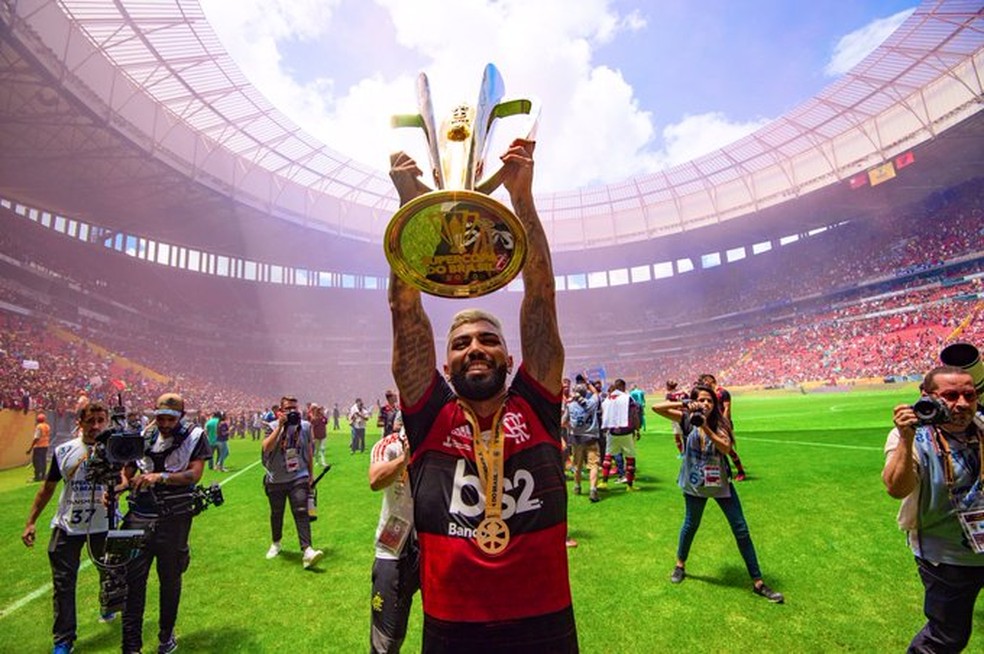 Gabigol levanta a ta&ccedil;a da Supercopa do Brasil no Man&eacute; Garrincha em 2020 &mdash; Foto: Alexandre Vidal / GloboEsporte.com