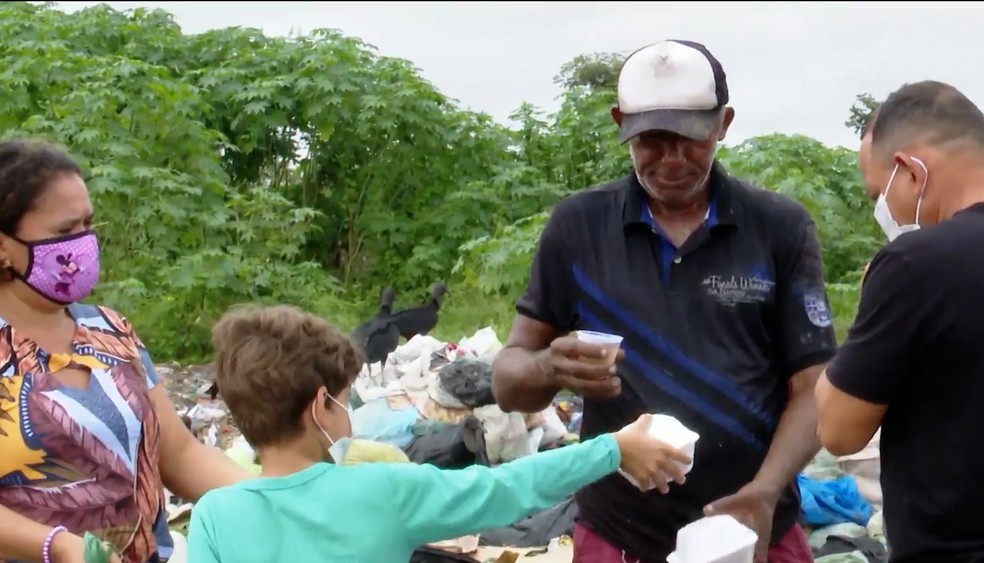 Menino de 8 anos troca festa de aniversário por distribuição de lanches para catadores de lixo no interior do Maranhão — Foto: Reprodução/TV Mirante