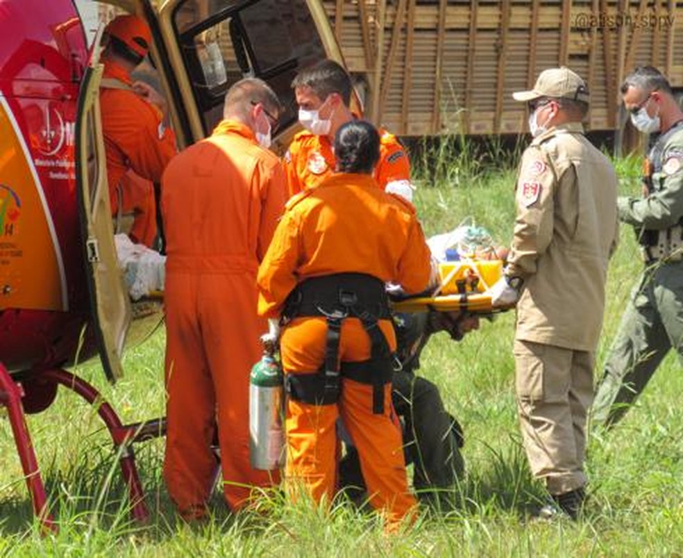 Vítima foi estabilizada no local do acidente e depois transferida de helicóptero até hospital — Foto: Corpo de Bombeiros/Divulgação