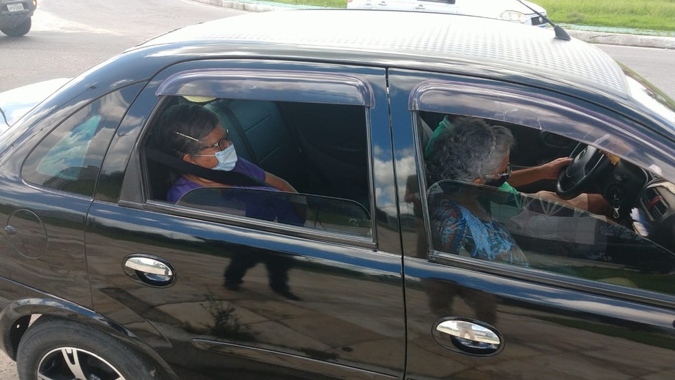 Maria Miranda, 75 anos, estava desde 7 horas aguardando na fila do drive-thru de vacinação em Caucaia. — Foto: Halisson Ferreira/ SVM