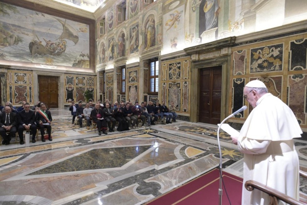 Papa Francisco homenageia pescadores que limpam o mar — Foto: Vatican News