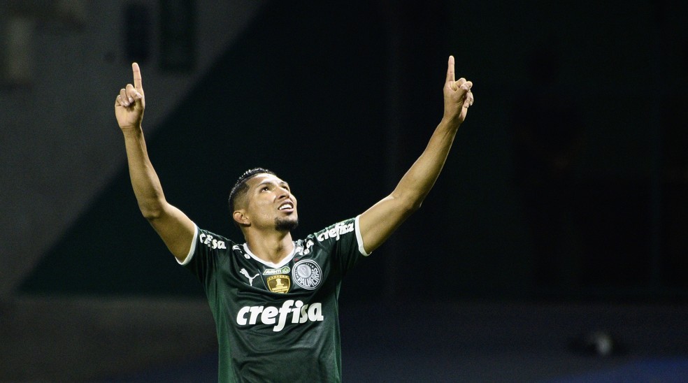 Rony ergue as mãos para o alto e comemora gol do Palmeiras — Foto: Marcos Ribolli