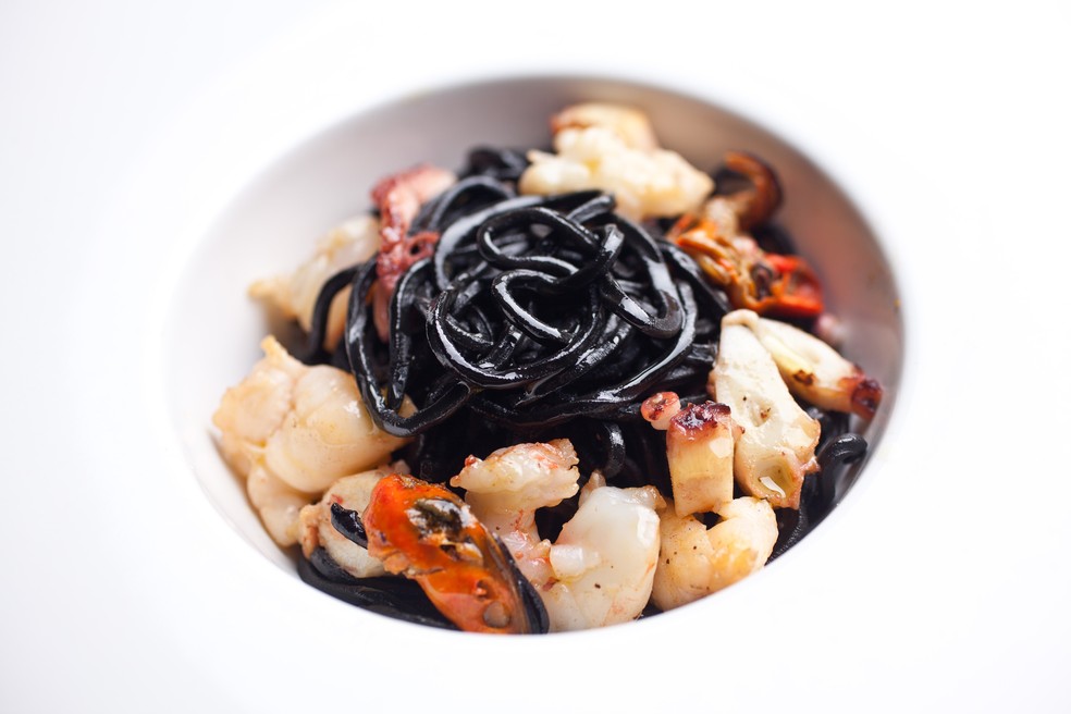 massa fresca tipo espaguete com ragu de polvo e frutos do mar
