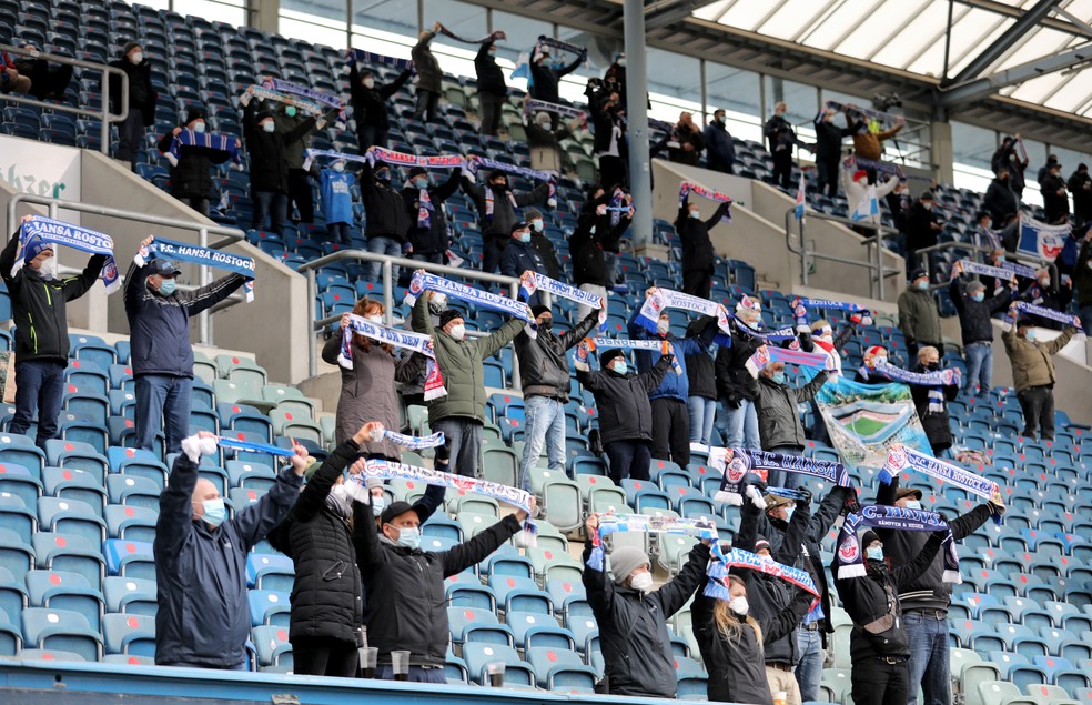 777 torcedores do Hansa Rostock acompanharam partida pela terceirona alemã — Foto: REUTERS