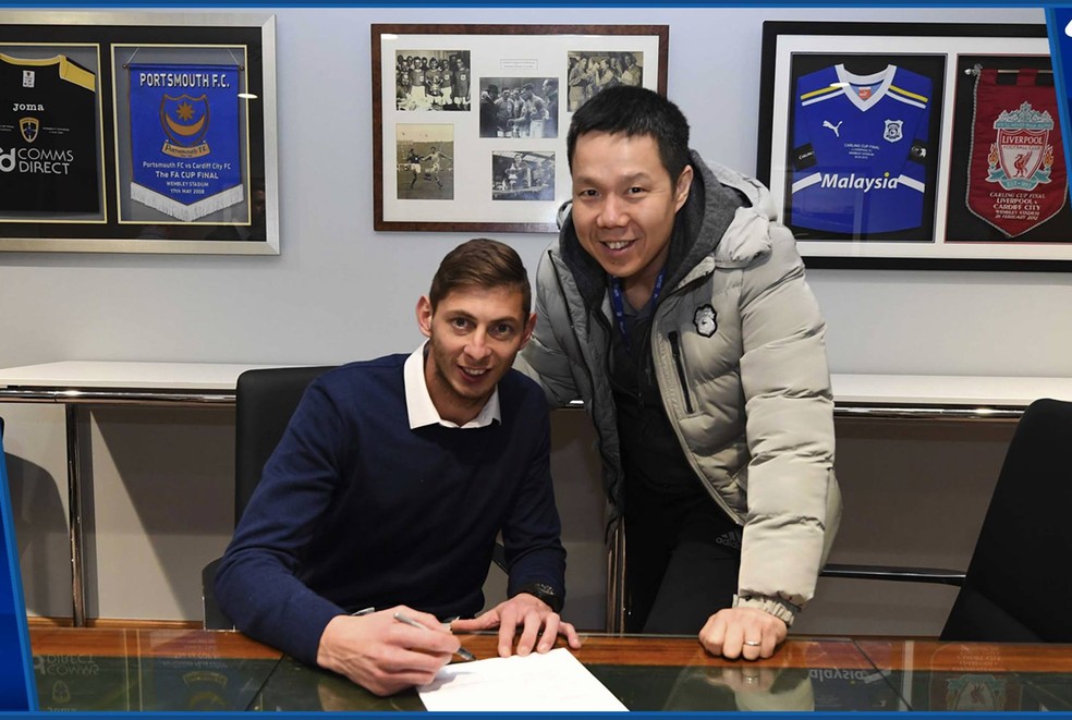 Emiliano Sala no dia em que assinou contrato com o Cardiff City &mdash; Foto: Reprodu&ccedil;&atilde;o / Facebook