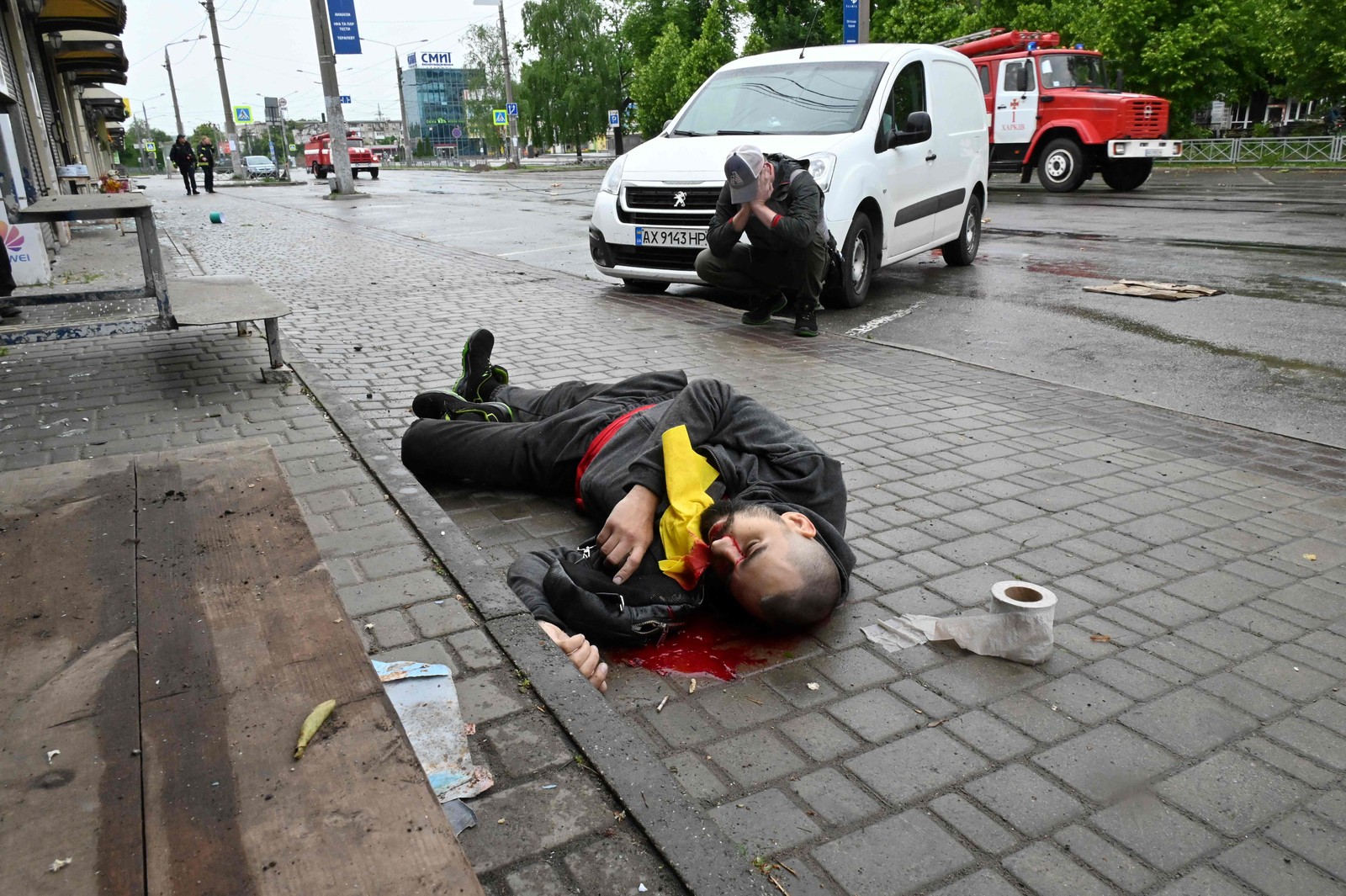 Homem se desespera diante do corpo de vítima do bombardeio em Kharkiv. Quatro pessoas foram mortas em um novo bombardeio russo na segunda cidade da Ucrânia — Foto: SERGEY BOBOK / AFP