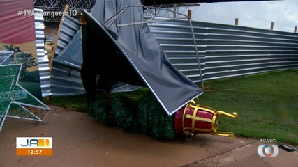 Estrutura da decoração de Natal da Capital é danificada pela chuva