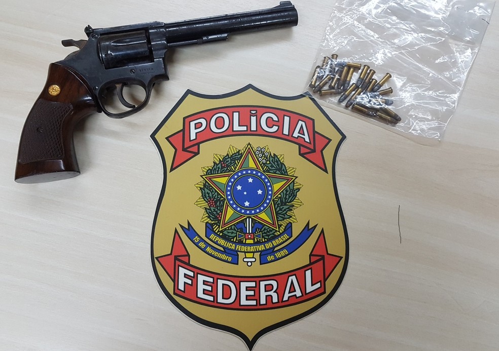 Revólver calibre 22 foi apreendido com passageiro que tentava embargar no Aeroporto Internacional Aluízio Alves, na Grande Natal (Foto: Divulgação/PF)