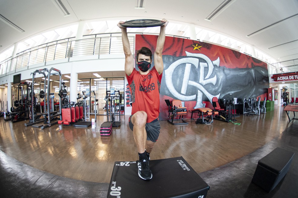 Rodrigo Caio teve problemas musculares e no joelho nesta temporada — Foto: Alexandre Vidal/Flamengo