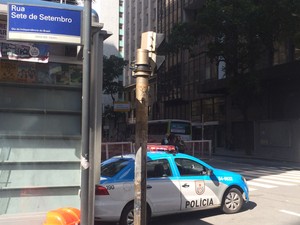 Carro da PM estava parado na Rua 7 de Setembro, no Centro do Rio, local onde homem foi atacado por menores (Foto: Mariana Cardoso/G1)