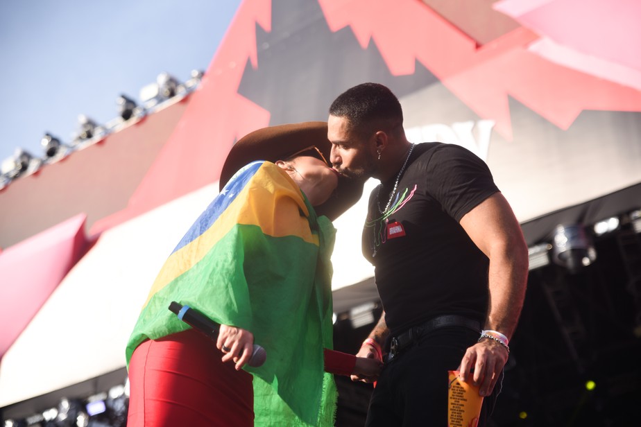 Bil e Maraisa se beijam no palco de festival