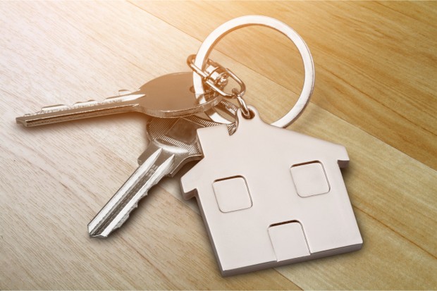 House keys with house figure  on background (Foto: Getty Images/iStockphoto)