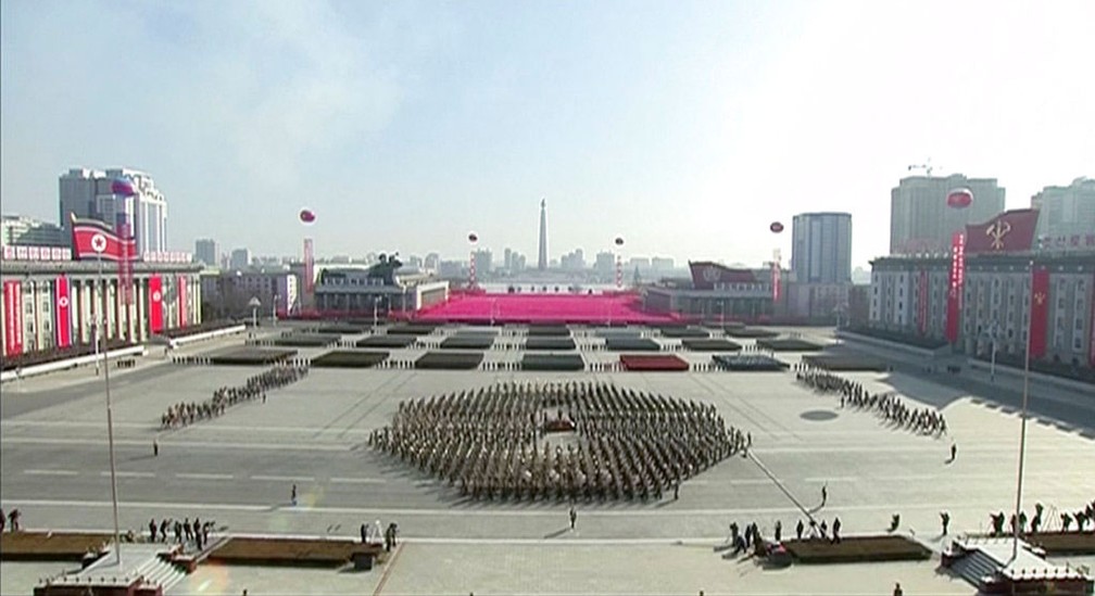 Imagem retirada de vídeo mostra desfile militar na praça Kim Il Sung, em Pyongyang, nesta quinta-feira (8)  (Foto: KRT via AP)