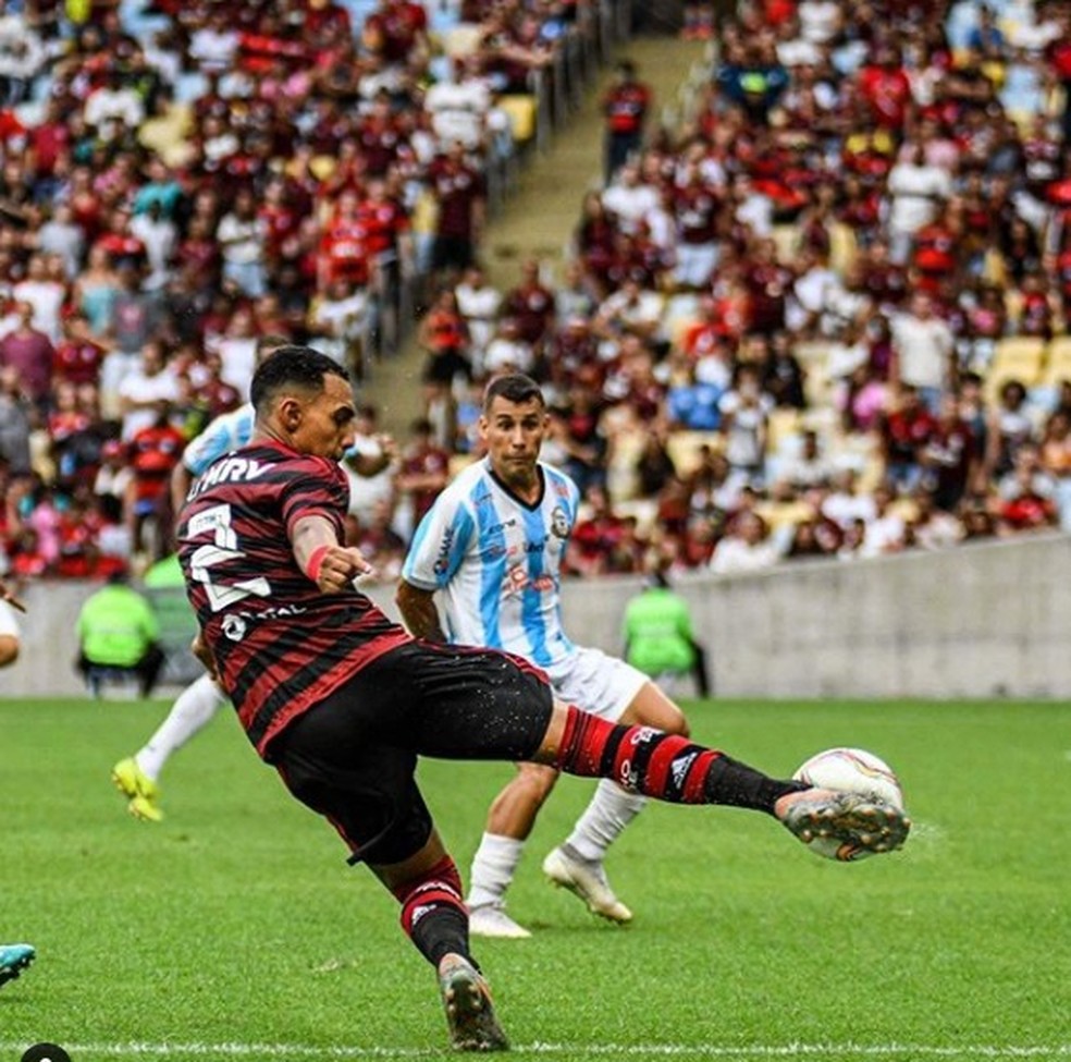 Lateral foi titular em dois jogos pelos profissionais no Carioca deste ano — Foto: Reprodução