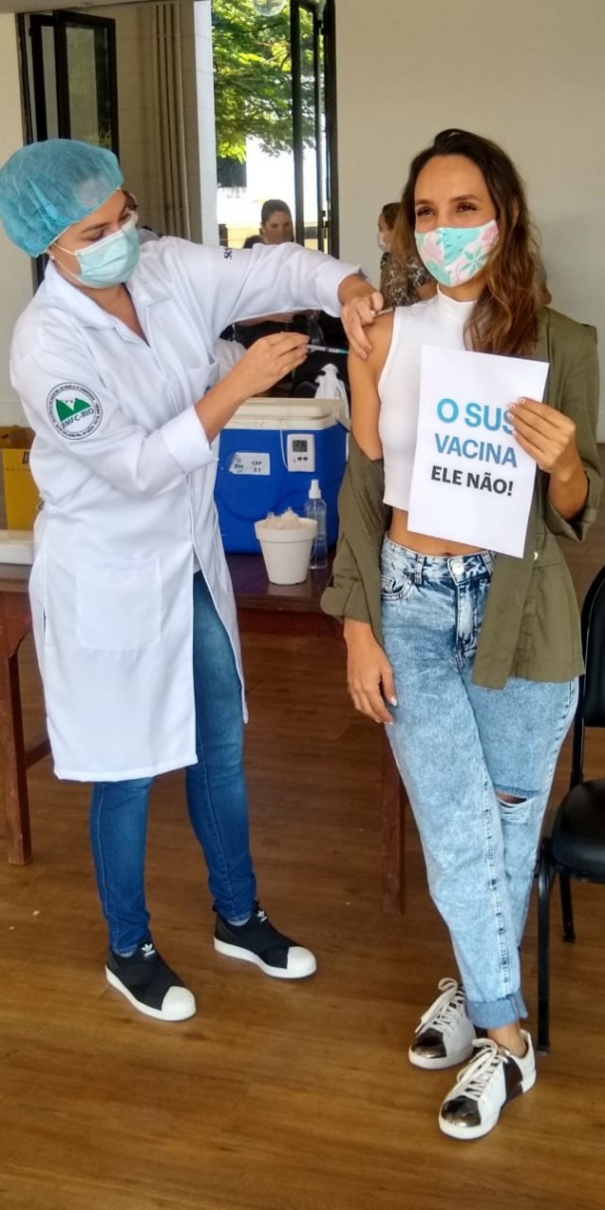 Maria Maya é vacinada contra a Covid-19 (Foto: Rodrigo Adão/AgNews)