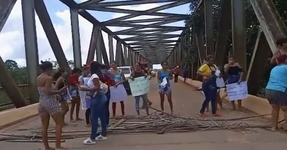 Familiares de presos fazem protesto em Sena Madureira pedindo volta das visitas — Foto: Aldejane Pinto/Arquivo pessoal