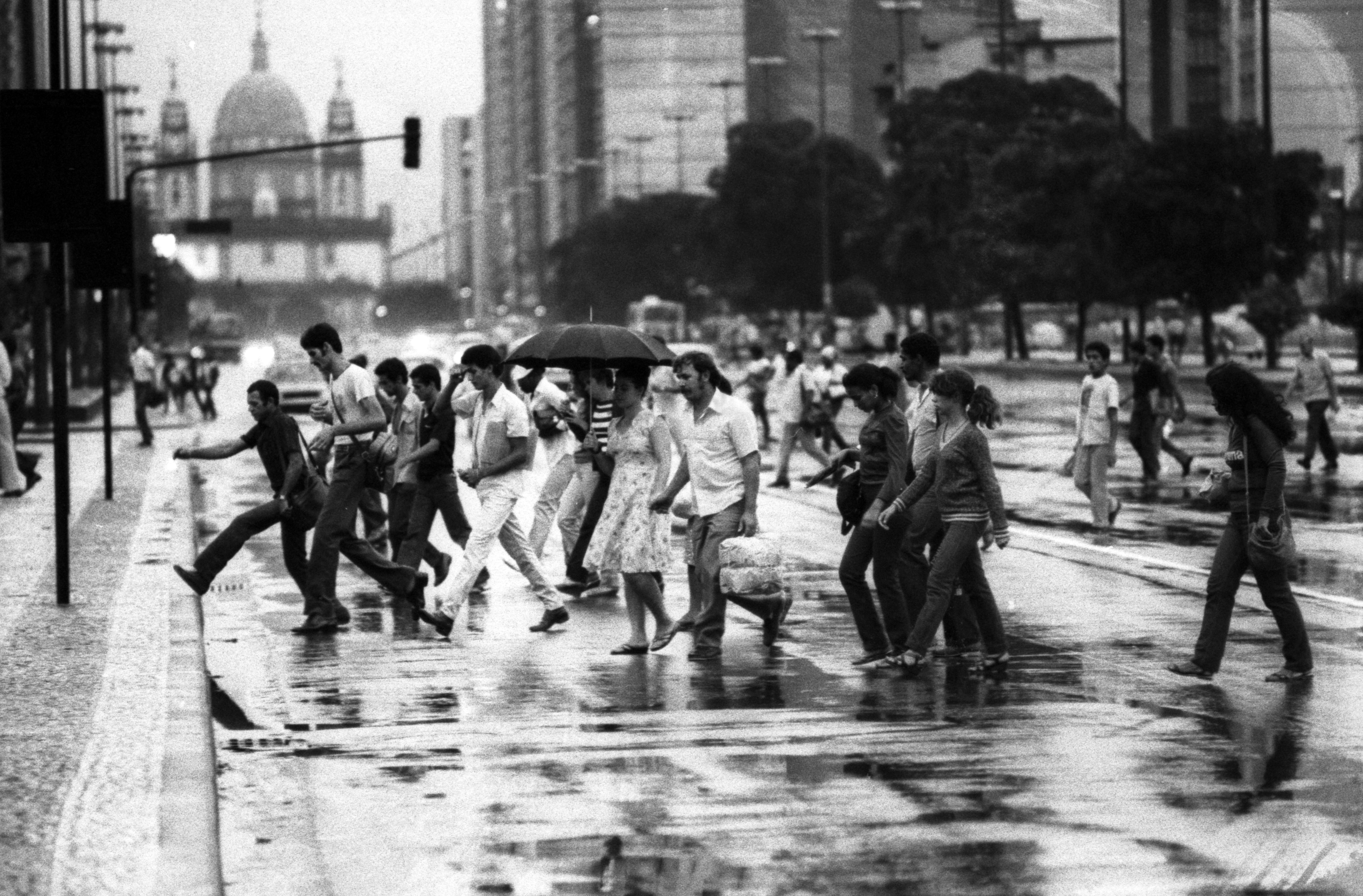 Pedestres atravessam Avenida Presidente Vargas, em 1982