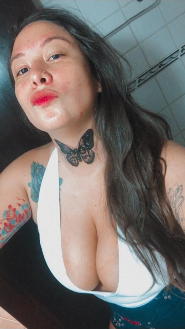 Ana Carolina se rendeu ao filtro e reproduziu a tatuagem, literalmente, em seu pescoço (Foto: Acervo Pessoal)