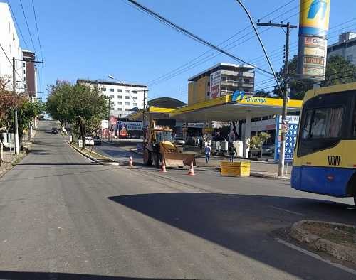 Rua Goiás é parcialmente interditada para obra da Copasa em Divinópolis