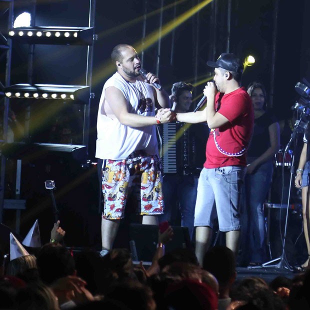 Tiago Abravanel sobe ao palco como convidado especial da dupla (Foto: Biel Fagundes/Ed.Globo)