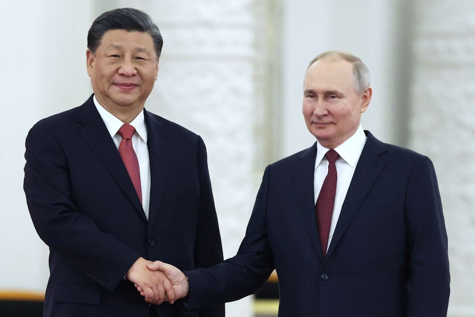 Presidente russo, Vladimir Putin, recebe o líder chinês, Xi Jinping, no Kremlin