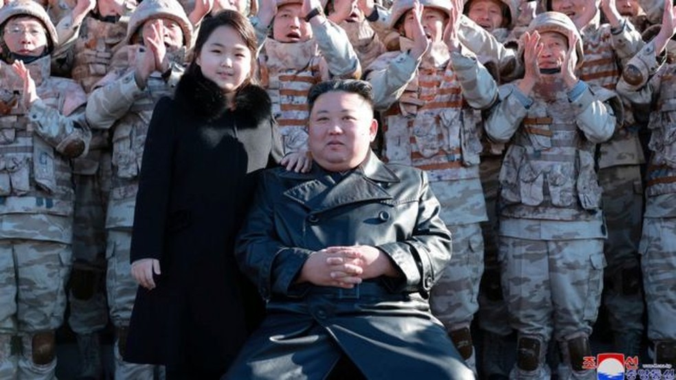 Kim Jong-un e sua filha participaram de uma sessão de fotos com cientistas, engenheiros e oficiais no teste do novo míssil balístico intercontinental. — Foto: KCNA via Reuters