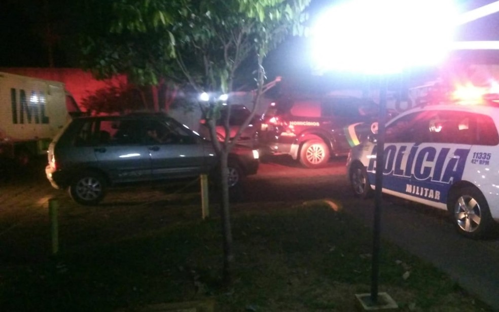 Veculos da Polcia Militar, Delegacia de Investigao de Homicdios e IML no local onde criana morreu, em Goinia, Gois  Foto: Reproduo/TV Anhanguera