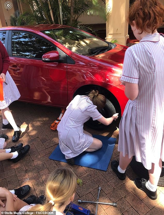 Escola na Austrália ensina alunas a trocar pneus (Foto: Escola Stella Maris)