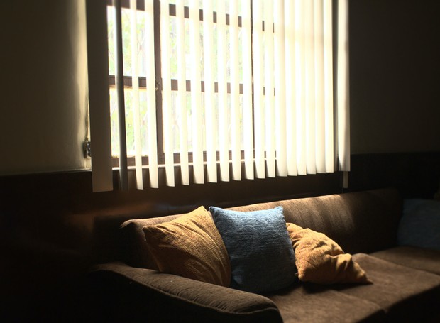O sofá e outros móveis estofados são os mais acometidos pelo acúmulo de ácaros (Foto: Unsplash / Jorge Moncayo / CreativeCommons)