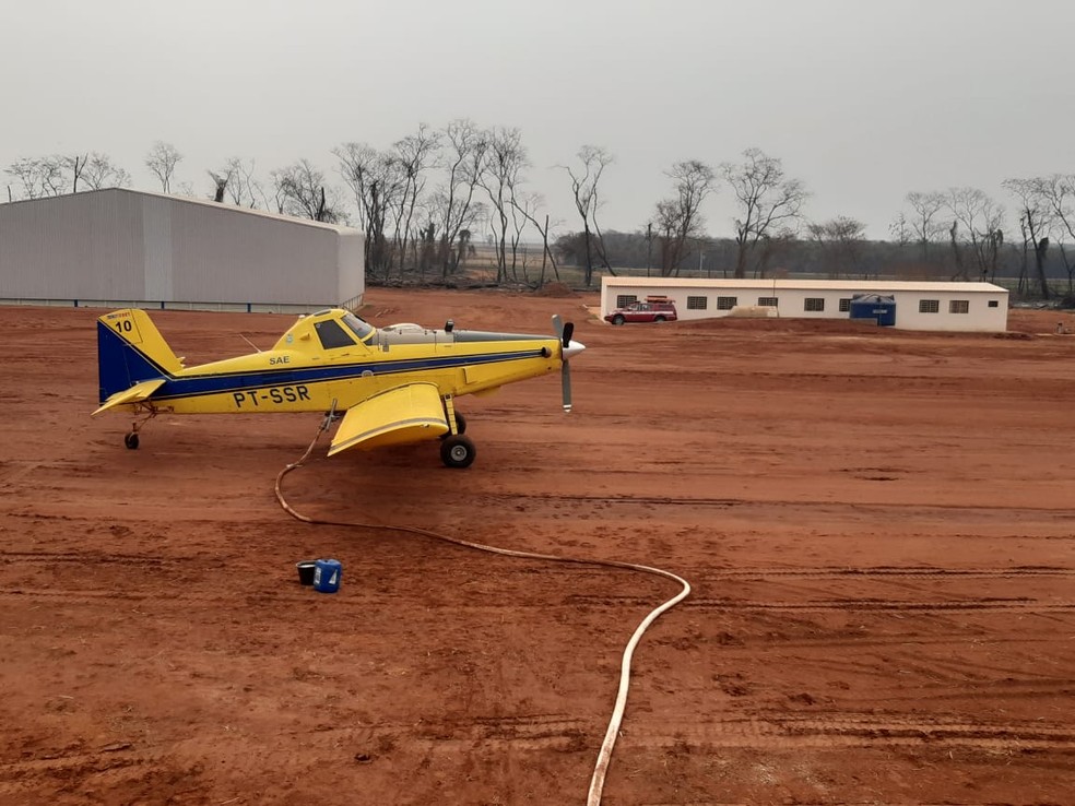 Avião atua no combate ao incêndio no Parque Estadual do Aguapeí — Foto: Defesa Civil