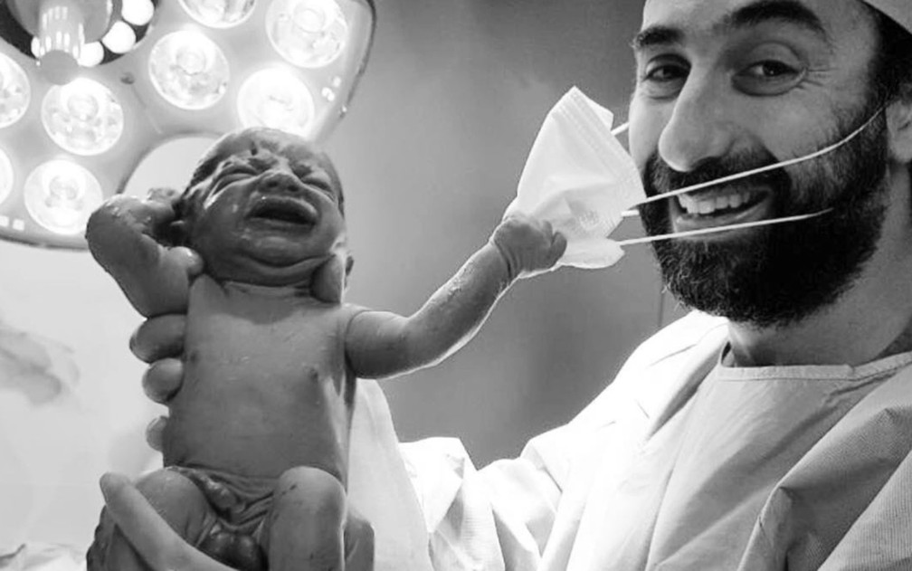 Bebê puxa máscara de médico ao nascer, em Dubai — Foto: Reprodução/Instagram/dr.samercheaib