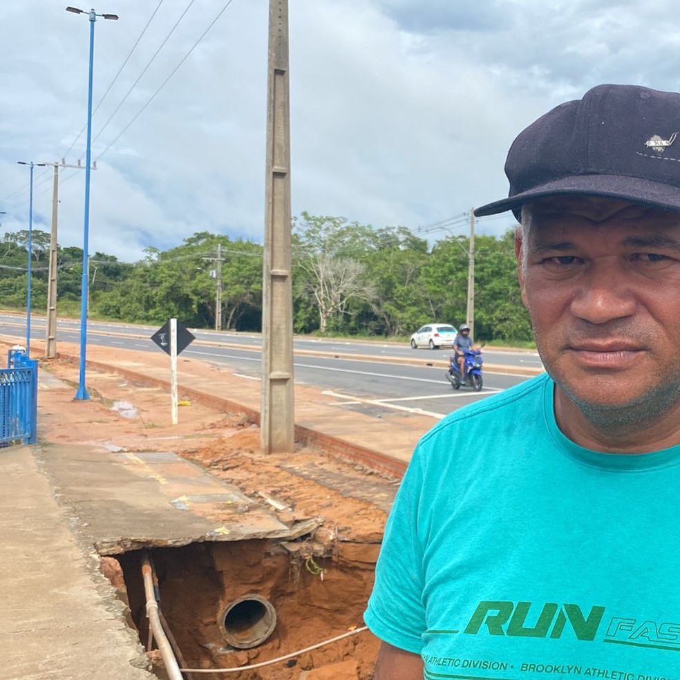 Carlos Afonso disse que o problema no calçadão existe há mais de dois meses — Foto: Bruno Vinicius/Rede Amazônica 