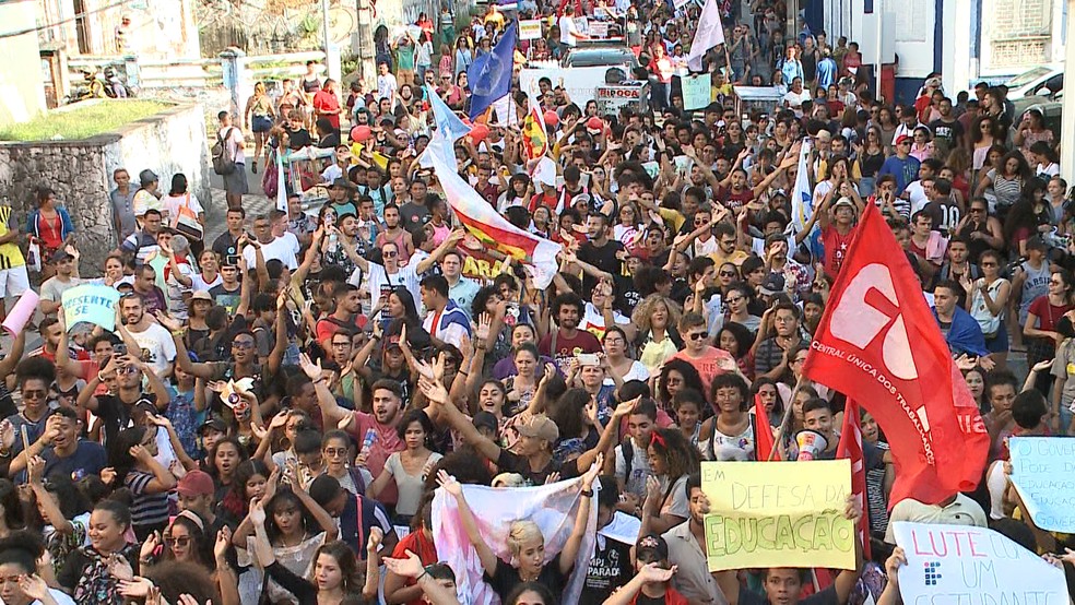 16h30 - Manifestantes em protesto fecham a Rua Rio Branco, na região central de São Luís (MA) — Foto: Luís Alfredo/TV Mirante