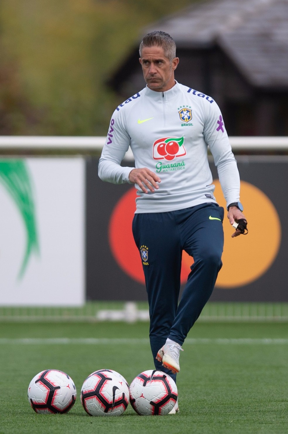 Sylvinho durante treino da seleÃ§Ã£o brasileira, em Londres â€” Foto: Pedro Martins/MoWA Press