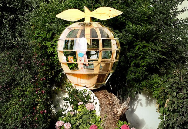 Arquitetos criam casa na árvore em formato de maçã (Foto: Divulgação)