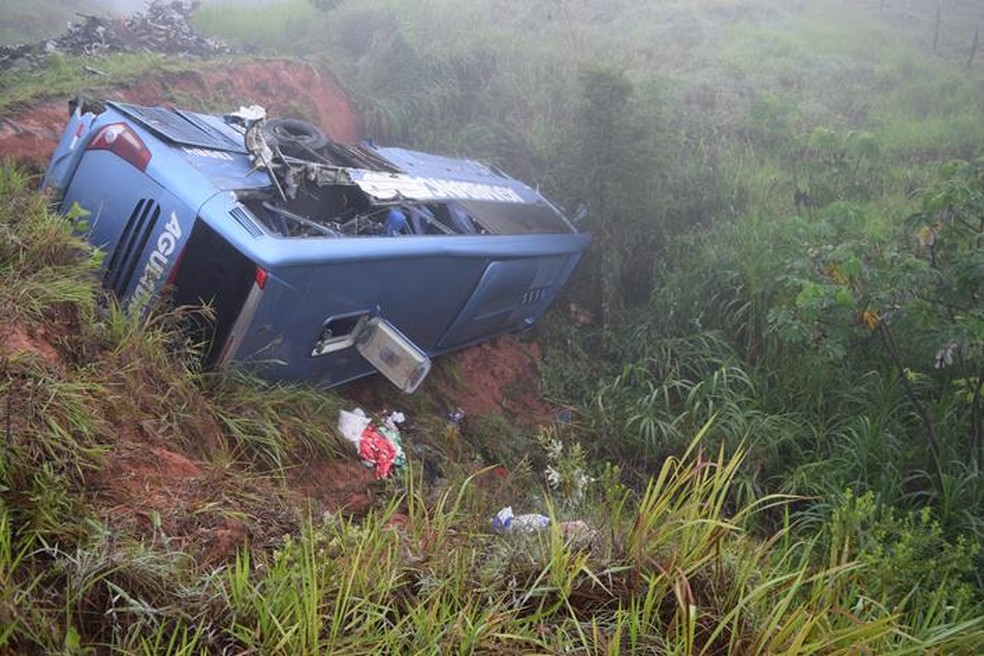 Ônibus caiu após ser atingido por carreta na BR-116 em Muriaé — Foto: Silvan Alves/Divulgação