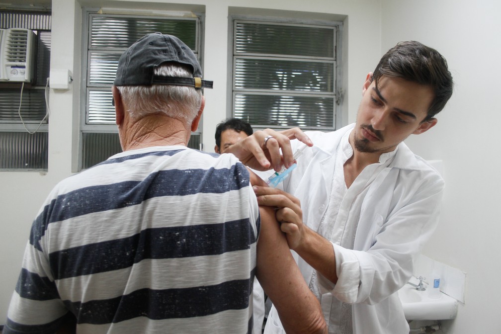 Vacinação contra a gripe é disponibilizada para toda a população — Foto: Robson da Silveira/ PMPA