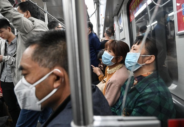 Pessoas usam máscaras para se proteger do coronavírus em metrô de Guangzhou, na China (Foto: Stringer/Anadolu Agency via Getty Images)
