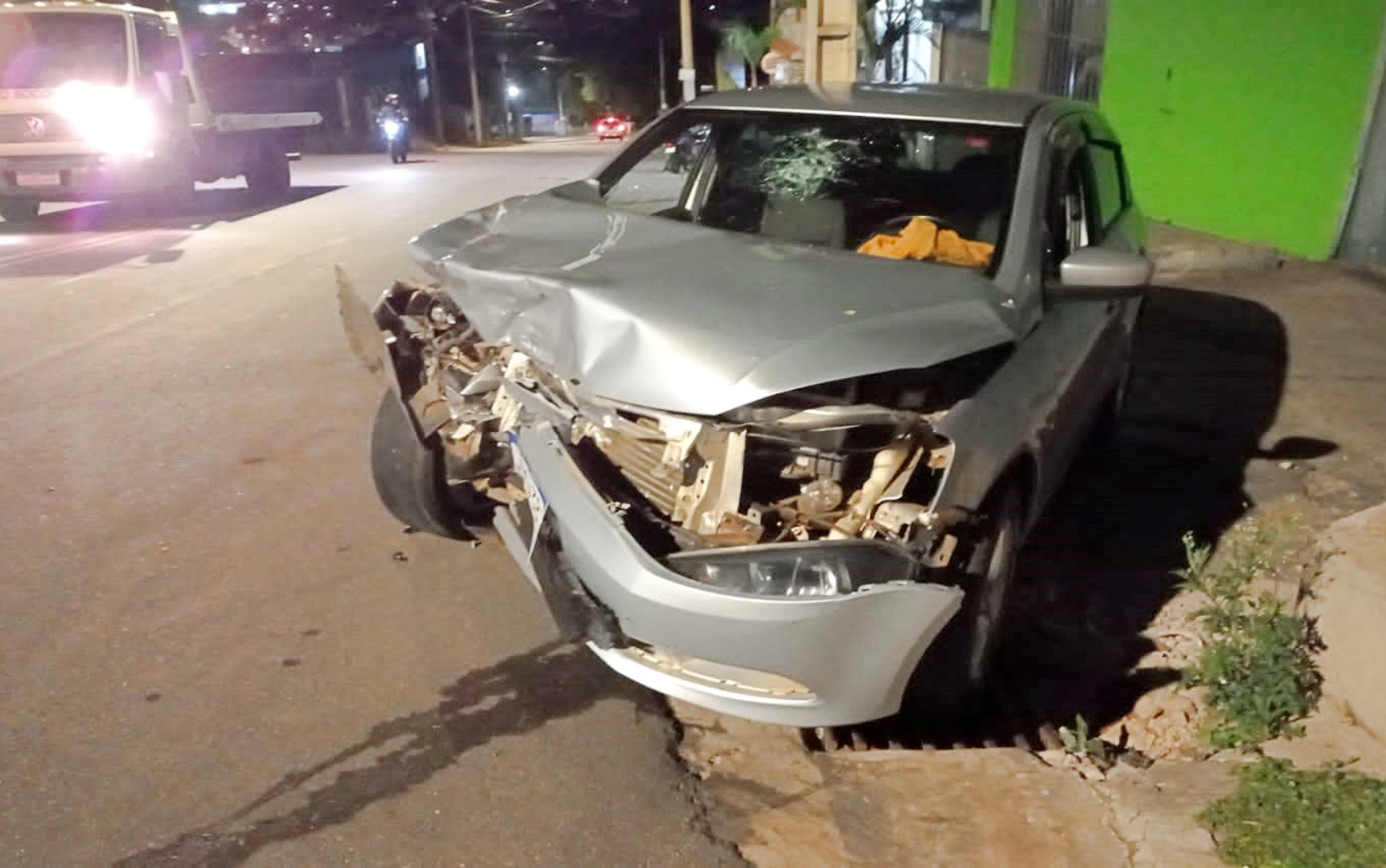 Motorista inabilitado passa mal e bate em caminhão estacionado em Varginha, MG