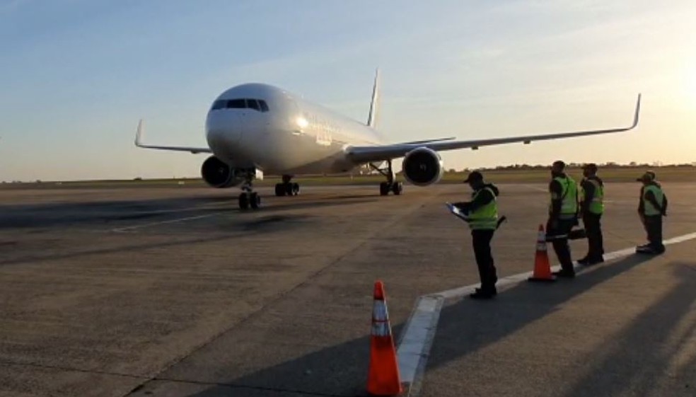 Avião com mais 936 mil doses da vacina contra Covid-19 da Pfizer pousou no Aeroporto de Viracopos, em Campinas (SP), na manhã deste domingo (27) — Foto: Polícia Federal